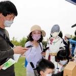 ゲームをダウンロードし、抽選会に参加する家族＝南あわじ市八木養宜上