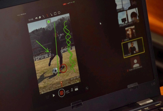遠隔指導の動画サンプル。サッカーのフォームを「添削」している