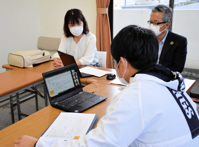 外部コーチによる遠隔指導導入に向けた、オンラインの打ち合わせ＝南あわじ市役所