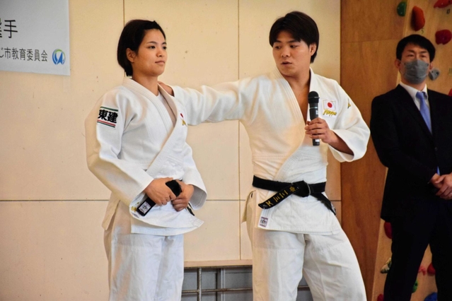 技を掛けるときの意識について説明する阿部一二三選手と詩選手＝南あわじ市沼島