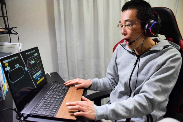 数学の解説動画を制作する青山馨さん＝洲本市