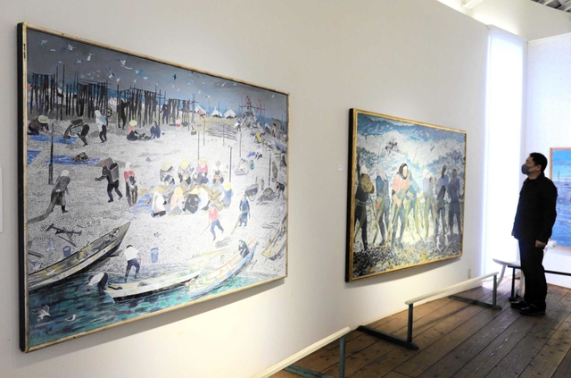 「こんぶ浜」（左）などの絵画が並ぶ展示室＝淡路市楠本、アート山大石可久也美術館