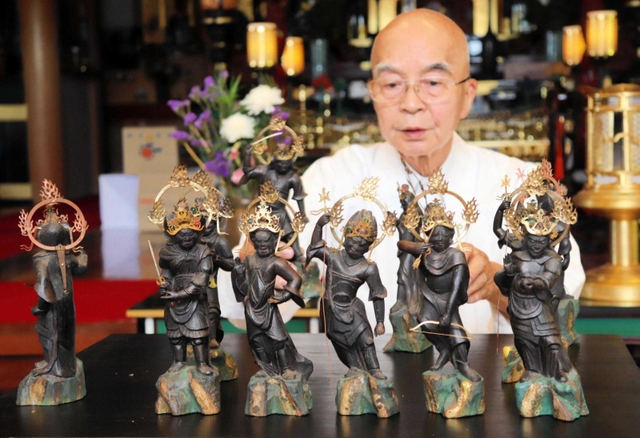 修復を終えた十二神将と松永忠興さん＝栄福寺