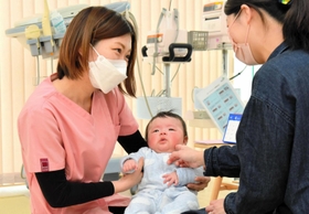 母乳ケアの相談者にアドバイスを送る藤岡勢子さん（左）＝さくら助産院