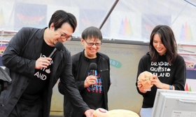 ドラクエグッズを見る堀井さん（中央）とトークショーに出演していたタレントの加藤夏希さん（右）と声優の安元洋貴さん＝淡路市楠本