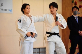 技を掛けるときの意識について説明する阿部一二三選手と詩選手＝南あわじ市沼島