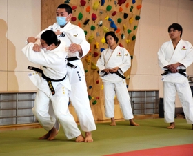 沼島中柔道部員への指導で組手を観察する（右から）阿部一二三選手と詩選手＝南あわじ市沼島