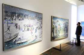 「こんぶ浜」（左）などの絵画が並ぶ展示室＝淡路市楠本、アート山大石可久也美術館