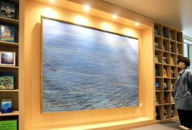 大石可久也さんが描いた「海」（１９９５年）寄贈・アトリエ安藤忠雄＝神戸市中央区加納町６、「こども本の森　神戸」