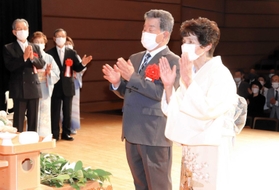寄り添い歩んだ50年を胸に 金婚夫婦祝福式典に淡路島内の103組