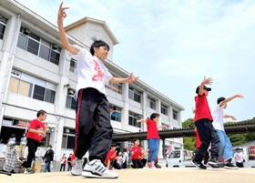 オープンを記念し、ステージでダンスを披露する子どもたち＝Ｒｅベース３６９