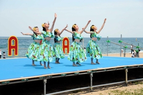 ステージ上でフラダンスを披露する愛好家グループ＝南あわじ市松帆