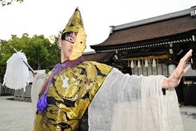 慣れ親しんだイザナギの衣装に身を包む石上颯一さん＝伊弉諾神宮