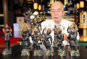 修復を終えた十二神将と松永忠興さん＝栄福寺