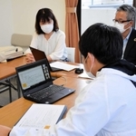 外部コーチによる遠隔指導導入に向けた、オンラインの打ち合わせ＝南あわじ市役所