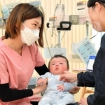 母乳ケアの相談者にアドバイスを送る藤岡勢子さん（左）＝さくら助産院