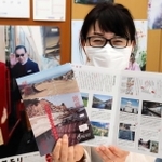 ロケ地をたどるガイドブックと津守会美さん＝洲本市海岸通