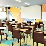 被服室は学校の机が並ぶセミナールームに改修＝Ｒｅベース３６９