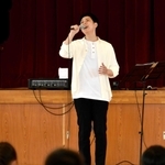 澄んだ歌声を披露する林部智史さん＝都志小学校