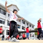 オープンを記念し、ステージでダンスを披露する子どもたち＝Ｒｅベース３６９