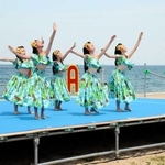 ステージ上でフラダンスを披露する愛好家グループ＝南あわじ市松帆