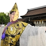 慣れ親しんだイザナギの衣装に身を包む石上颯一さん＝伊弉諾神宮