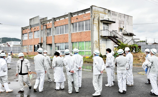 解体撤去の行政代執行が始まったフェリーセンタービル＝淡路市志筑
