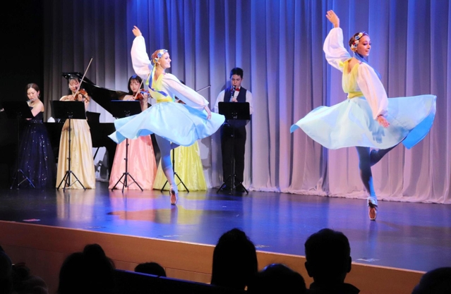 ウクライナをイメージした青と黄色の衣装で踊る（右から）ネリア・イワノワさんとスヴェトラーナ・シュリヒテルさん＝波乗亭