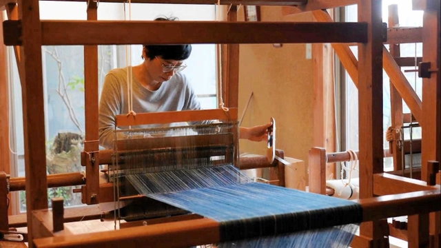 染織家の山下絵里さんを取材対象に制作した映像作品の一場面
