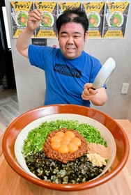 まぜそばの大食いに挑むギネス記録保持者の山口悠介さん＝まぜそば　まるきん