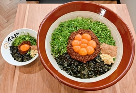 通常の１人前まぜそば（左）と大食いチャレンジのまぜそば