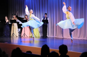 ウクライナをイメージした青と黄色の衣装で踊る（右から）ネリア・イワノワさんとスヴェトラーナ・シュリヒテルさん＝波乗亭