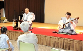 友球さんの三味線に合わせて語る出演者＝淡路市多賀