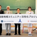 「淡路島住みます芸人」への就任を発表した（右から）ステボシの高橋さん、みっちょん。さん、門康彦淡路市長、バルニバービの佐藤裕久会長、吉本興業ホールディングスの泉正隆副社長＝淡路市尾崎