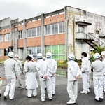 解体撤去の行政代執行が始まったフェリーセンタービル＝淡路市志筑
