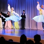 ウクライナをイメージした青と黄色の衣装で踊る（右から）ネリア・イワノワさんとスヴェトラーナ・シュリヒテルさん＝波乗亭