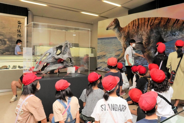 ヤマトサウルス・イザナギイの実物大の復元画も掲げた館内＝淡路文化史料館