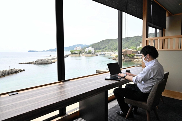 電源や通信環境を整備した海を望むワークスペース＝渚の荘　花季