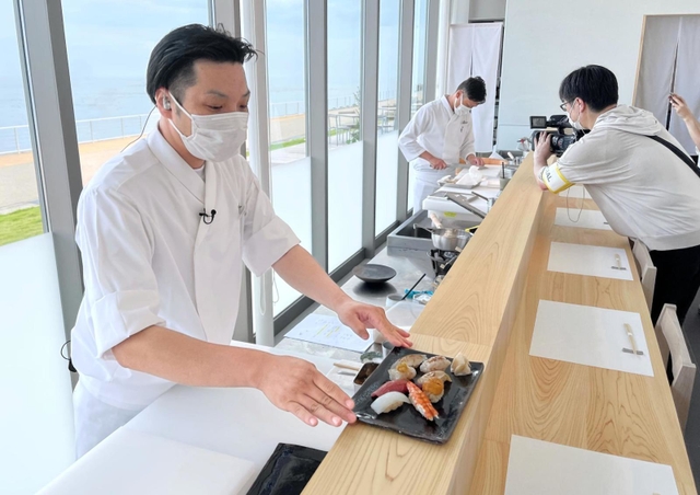 カウンター越しに大阪湾を望むすし店「贈」