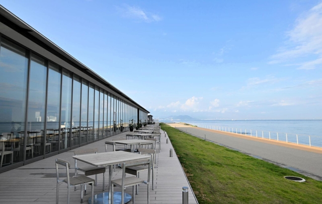 温浴施設や飲食店などが入る施設の外観