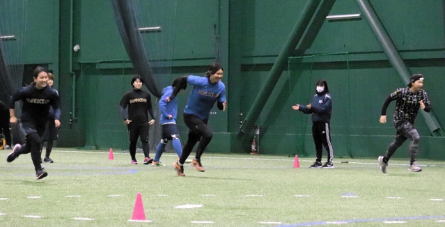 室内練習場でトレーニングする淡路ブレイブオーシャンズの選手＝県立淡路佐野運動公園