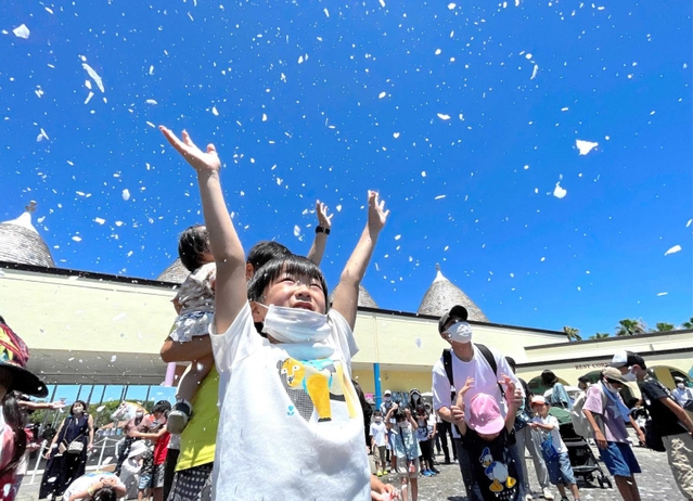 太陽の下ひとときの涼 夏の青空に舞う雪 淡路「ONOKORO」で