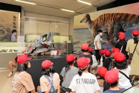 ヤマトサウルス・イザナギイの実物大の復元画も掲げた館内＝淡路文化史料館