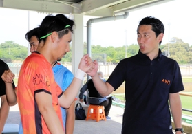 試合前、選手を励ます三上昴さん（右）＝洲本市五色町鳥飼浦、五色台運動公園アスパ五色