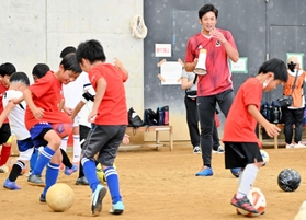 加地亮さんの指導を受け練習に励む子どもたち＝アスパ五色