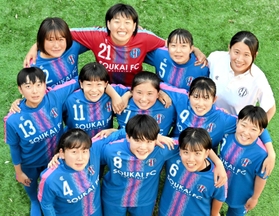 初の単独チームで県４位の健闘を見せた選手と岡本夕季監督（右上）＝蒼開高校
