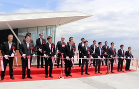 開業記念のテープカット