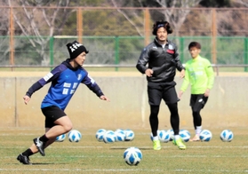 練習に取り組むＦＣ．ＡＷＪの選手＝アスパ五色