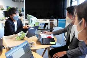 パソナの事務所で、仕入れた野菜について話す寺田優作さん（左）＝淡路市岩屋