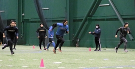 室内練習場でトレーニングする淡路ブレイブオーシャンズの選手＝県立淡路佐野運動公園